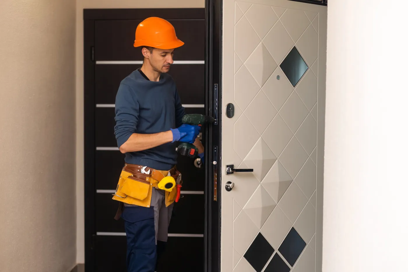 Porte blindée ouverte sur une maison individuelle à Rambouillet (78120)