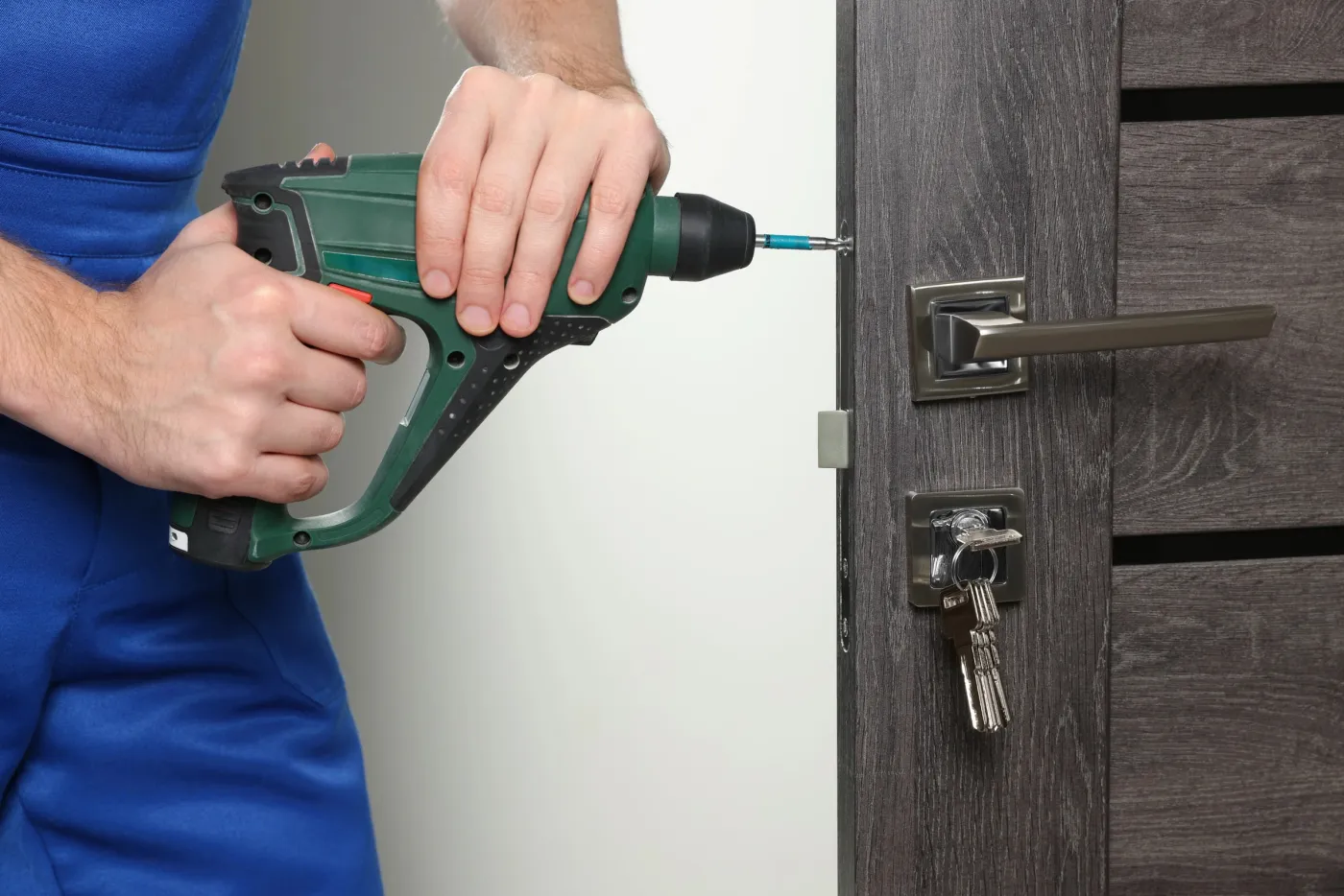 Pose d'une serrure sur une porte de maison avec trousseau de clés à Rambouillet